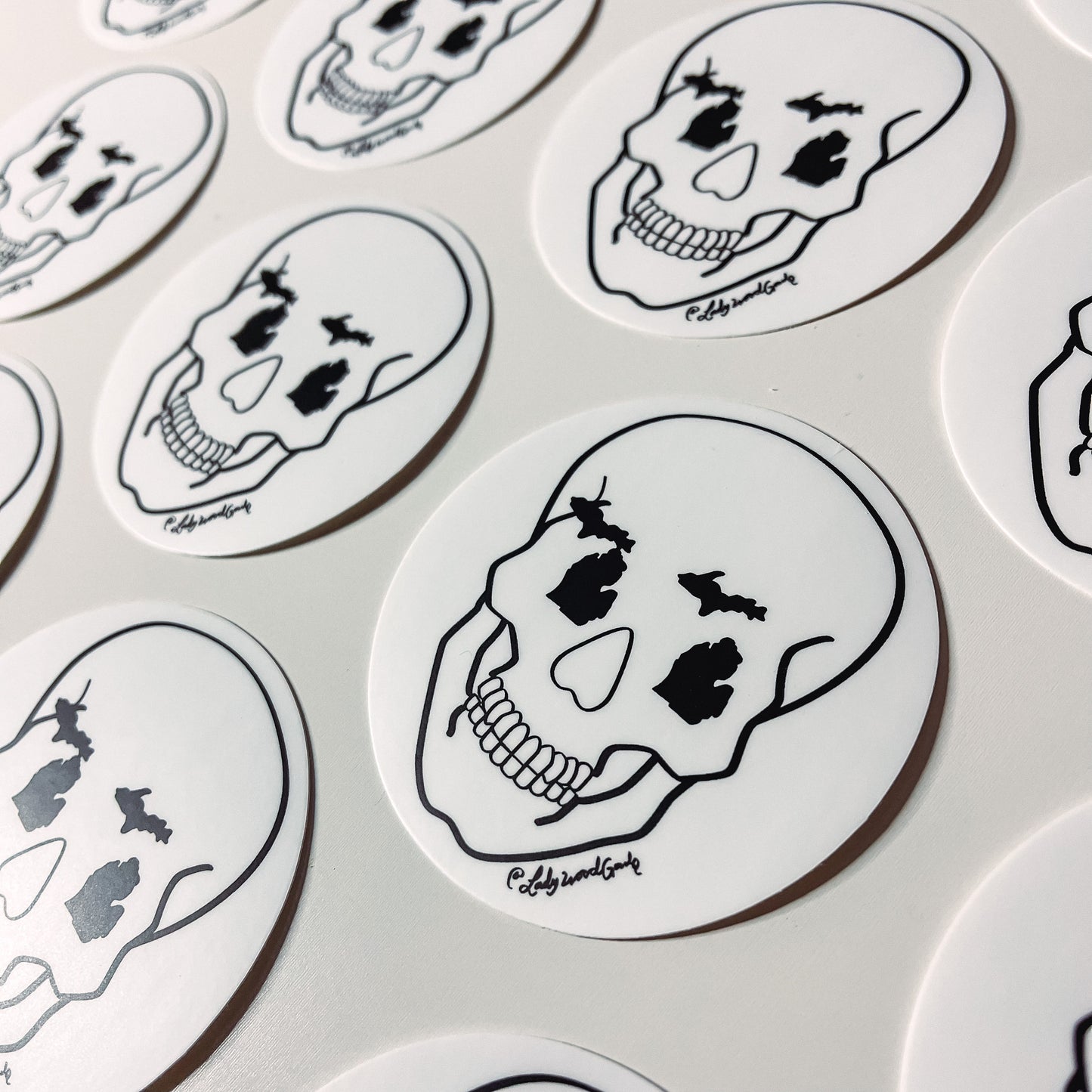 Skull round sticker